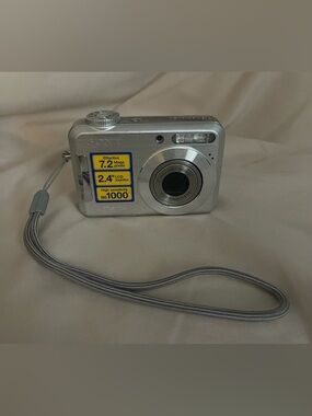 Sony Cyber-shot DSC-S700 compact digital camera 7.2 megapixel